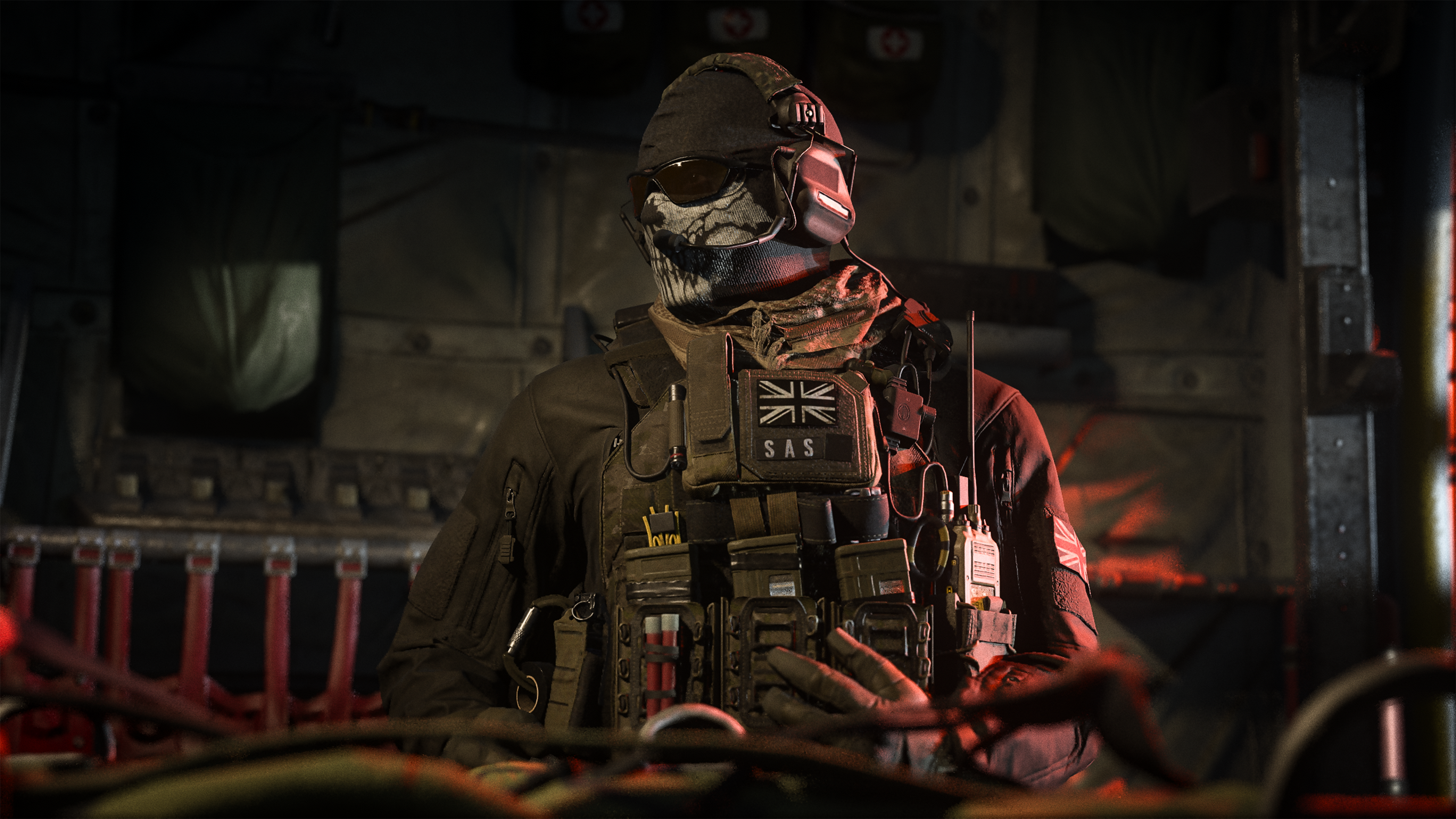Soldat mit Maske, Helm und Kampfausrüstung in dunkler Umgebung.