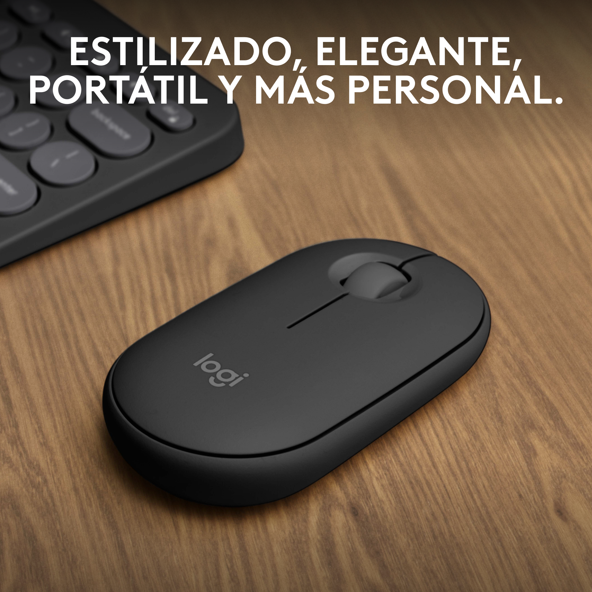 Un ratón inalámbrico negro con el logo de logi sobre una superficie de madera.