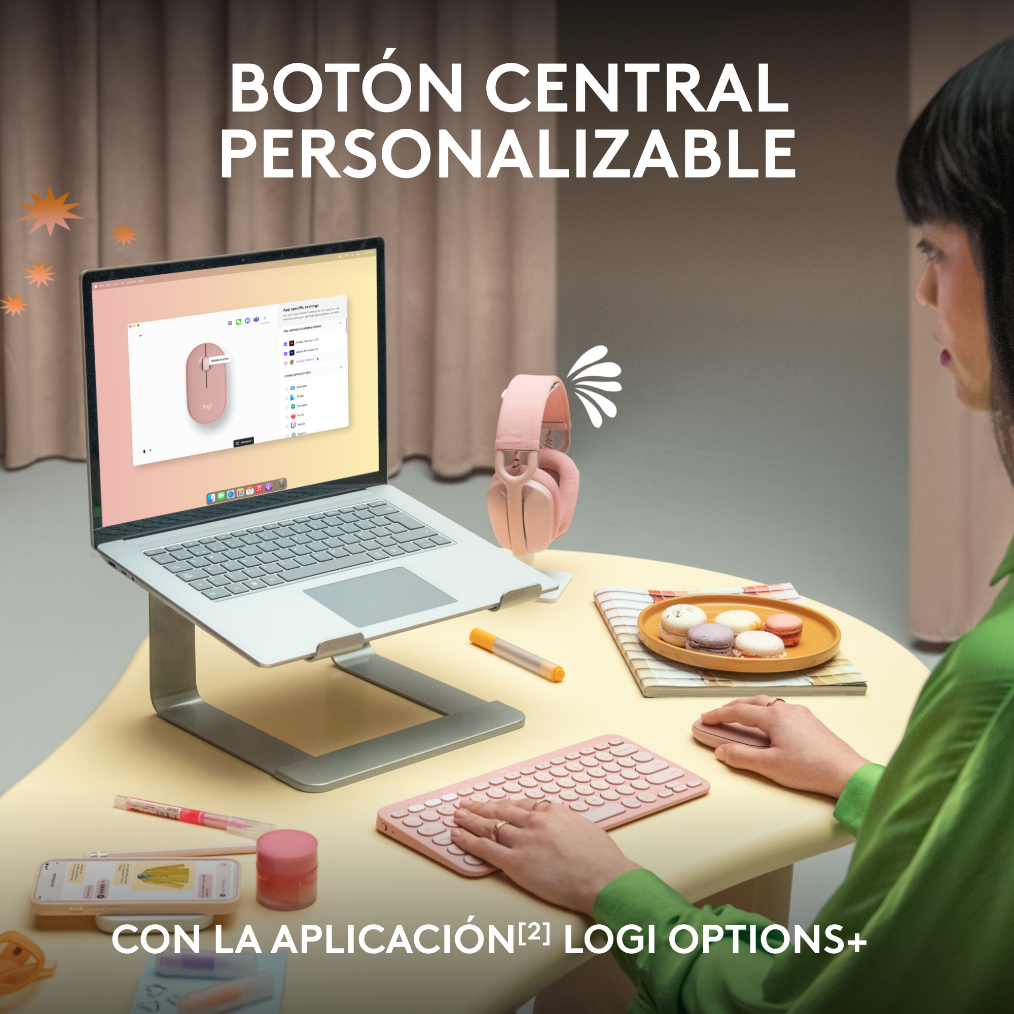 Mujer usando portátil, accesorios rosas. Portátil en soporte, ratón, teclado, teléfono. Texto: botón personalizable.