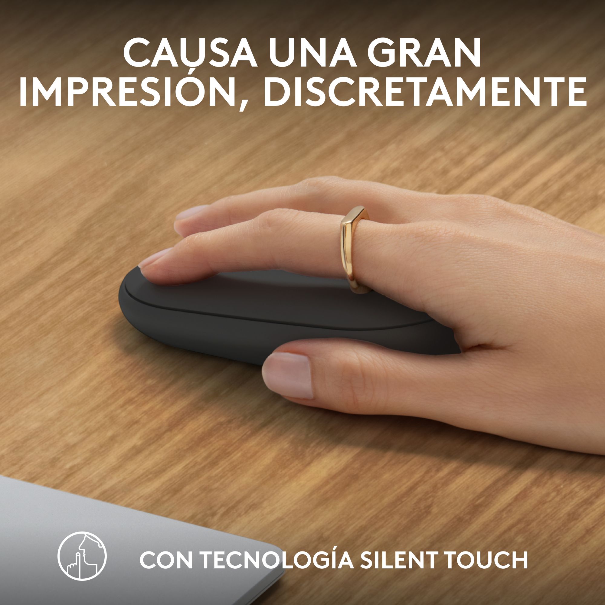 Mano con anillo dorado sobre ratón negro, texto dice 'CAUSA UNA GRAN IMPRESIÓN, DISCRETAMENTE'.