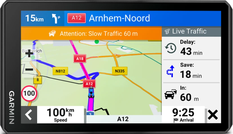 GPS-Gerät-Bildschirm mit Karte, Routen, Verkehrsinformationen und Ankunftszeit.