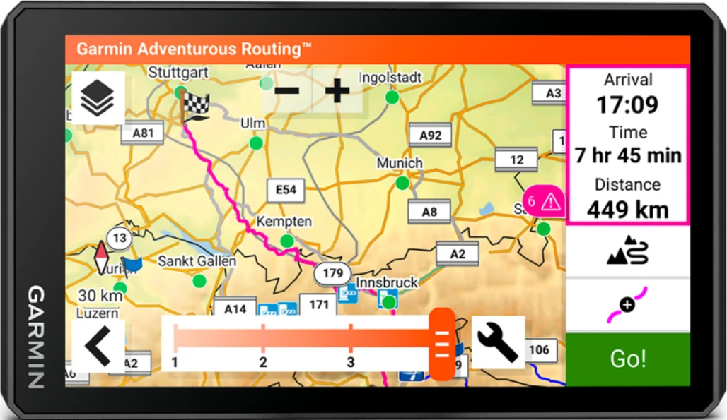 GPS-Gerät, das eine Karte mit Route anzeigt. Es zeigt Ankunftszeit, Entfernung und andere Informationen an.