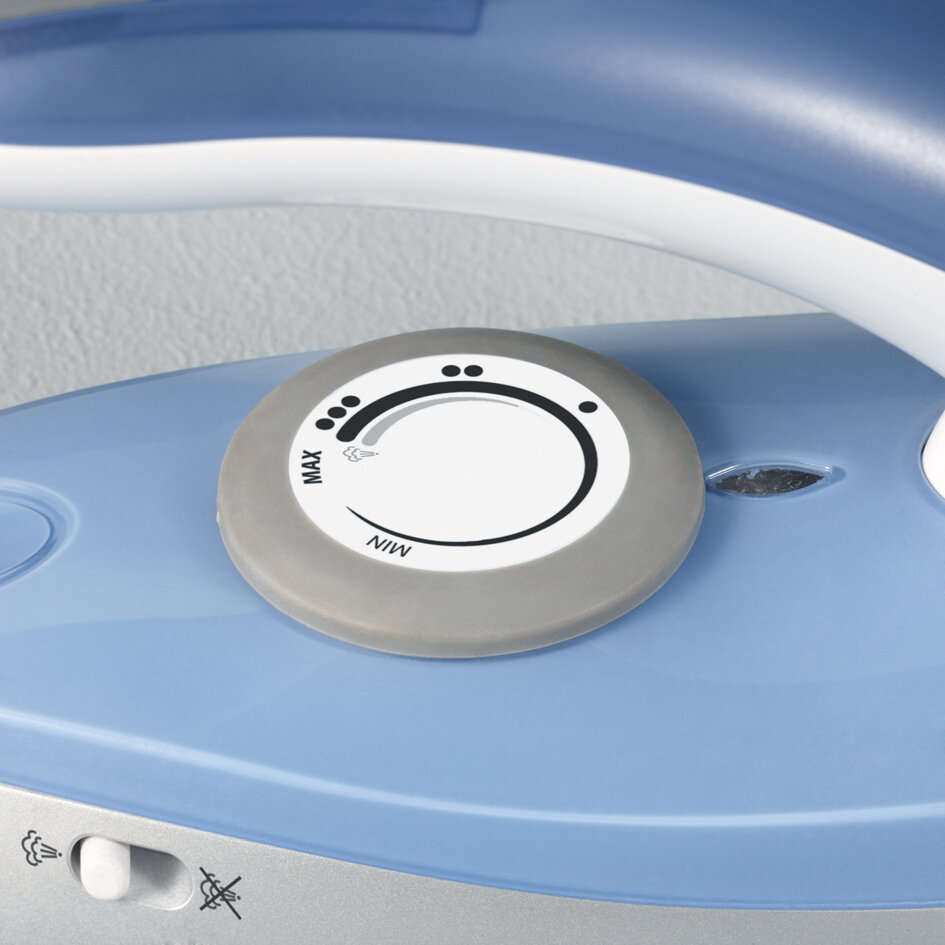 Zbliżenie żelazka. Szara tarcza z ustawieniami, niebieski korpus żelazka.