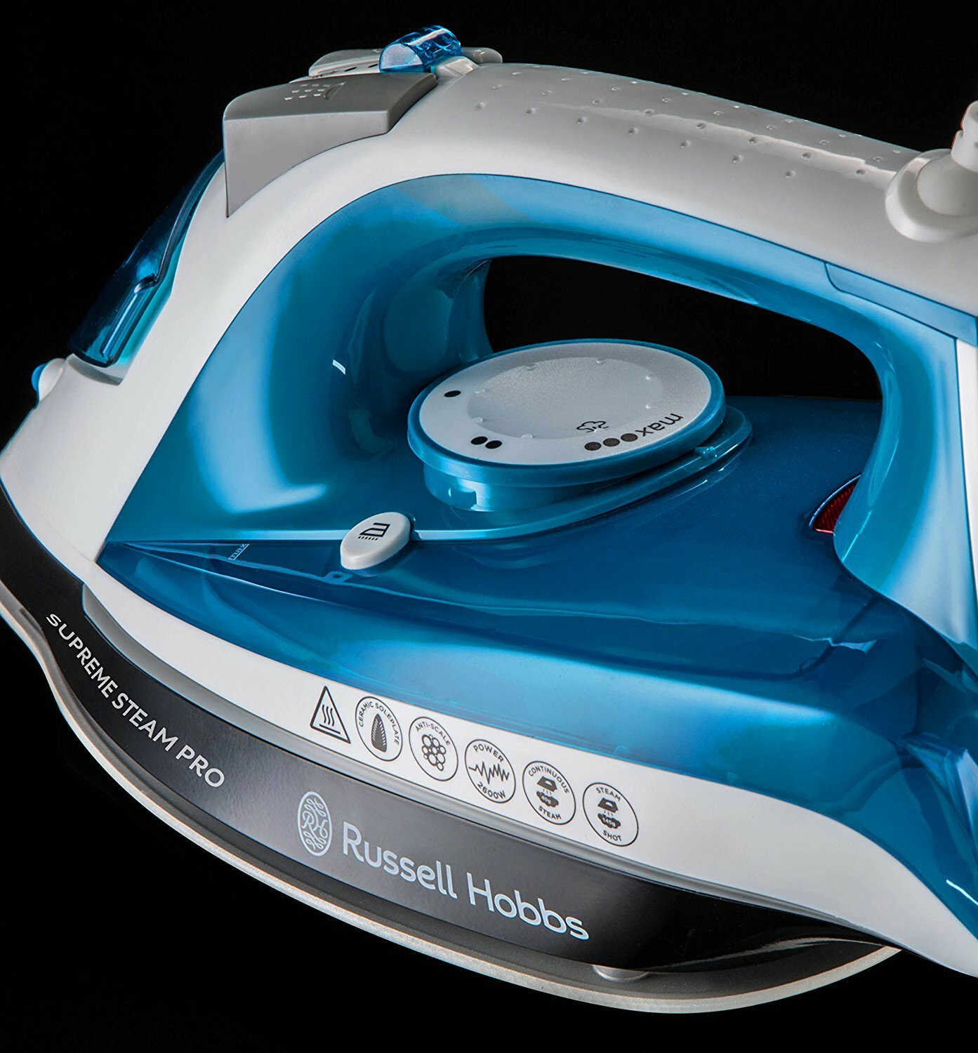 Zbliżenie niebiesko-białego żelazka Russell Hobbs.