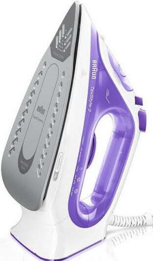 Białe i fioletowe żelazko pod kątem, z widocznymi otworami parowymi, izolowane.