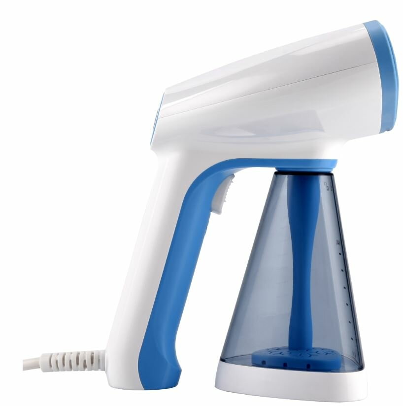 Biało-niebieska ręczna parownica do ubrań na białym tle. Ma przezroczysty zbiornik na wodę.