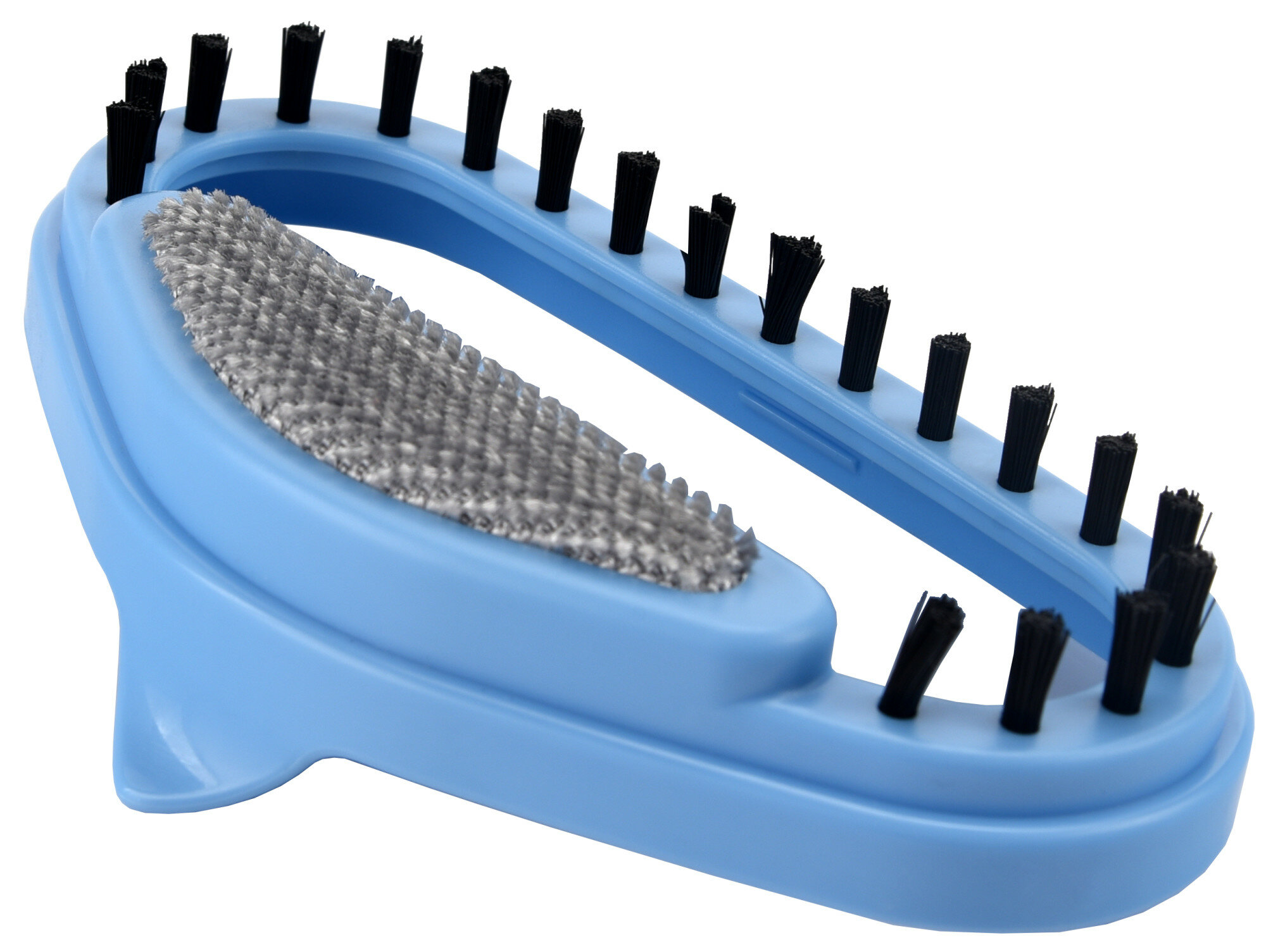 Jasnoniebieska szczotka do czyszczenia parowego z czarnym włosiem i szarą podkładką. Białe tło.