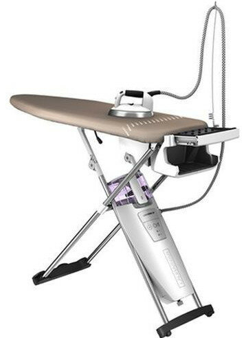 Żelazko i deska do prasowania. Deska jest beżowa, żelazko białe i na desce.