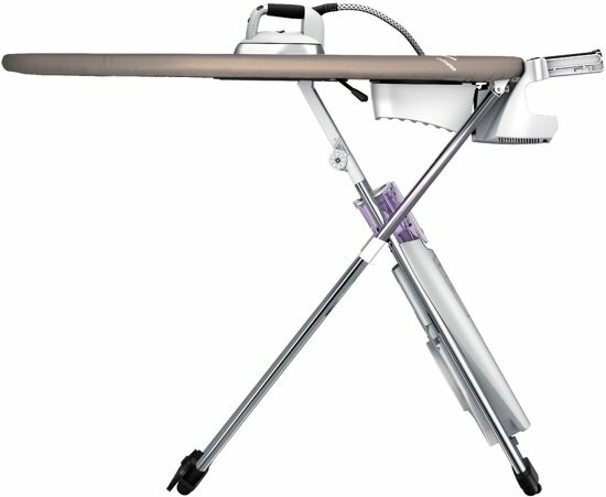 Czarny żelazko Philips trzymane przez czyjąś dłoń.