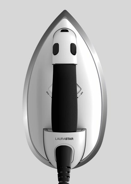 Widok z góry na białe żelazko z czarnym uchwytem.