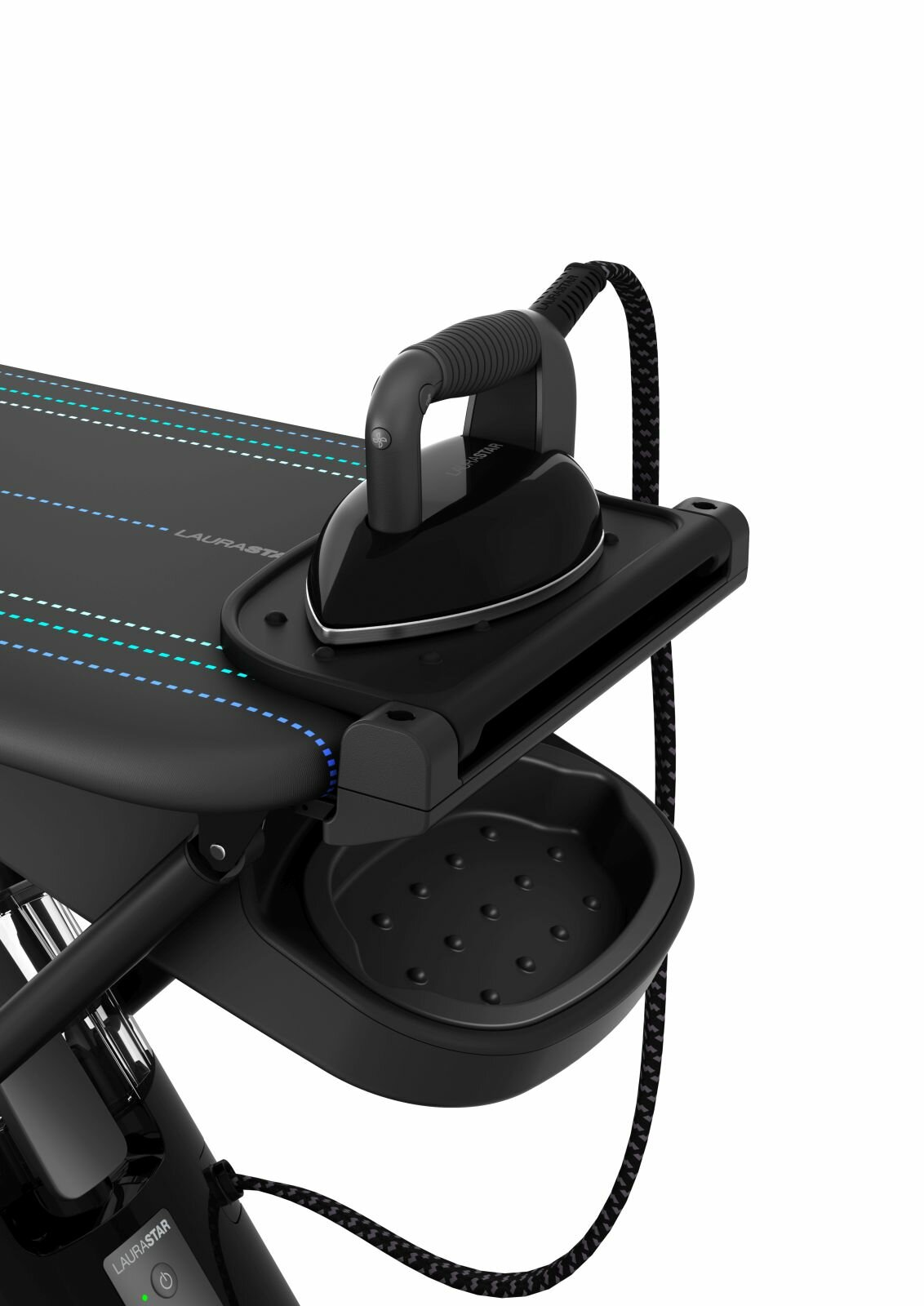 Czarne żelazko i deska do prasowania. Żelazko jest na tacy. Białe tło.