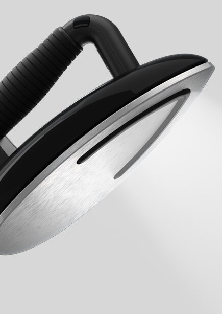 Powierzchnia prasowania, błyszczący czarny uchwyt, zbliżenie.