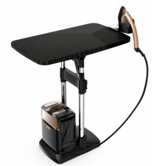 Stacja do prasowania z żelazkiem, deską do prasowania i podstawą.