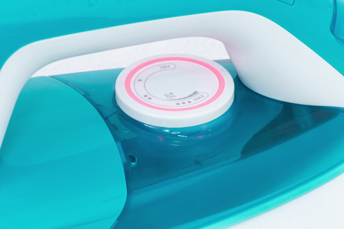 Telewizor Sony wyświetla malowniczy krajobraz.