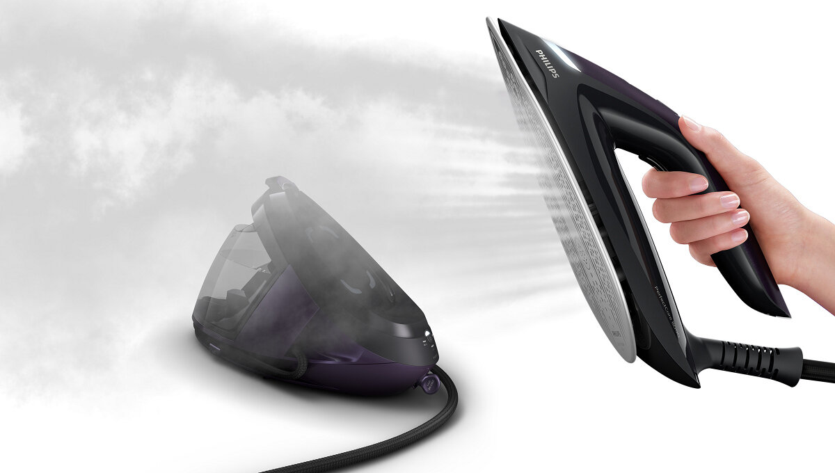 Prasowanie: żelazko z parą, podstawa żelazka i generator pary.