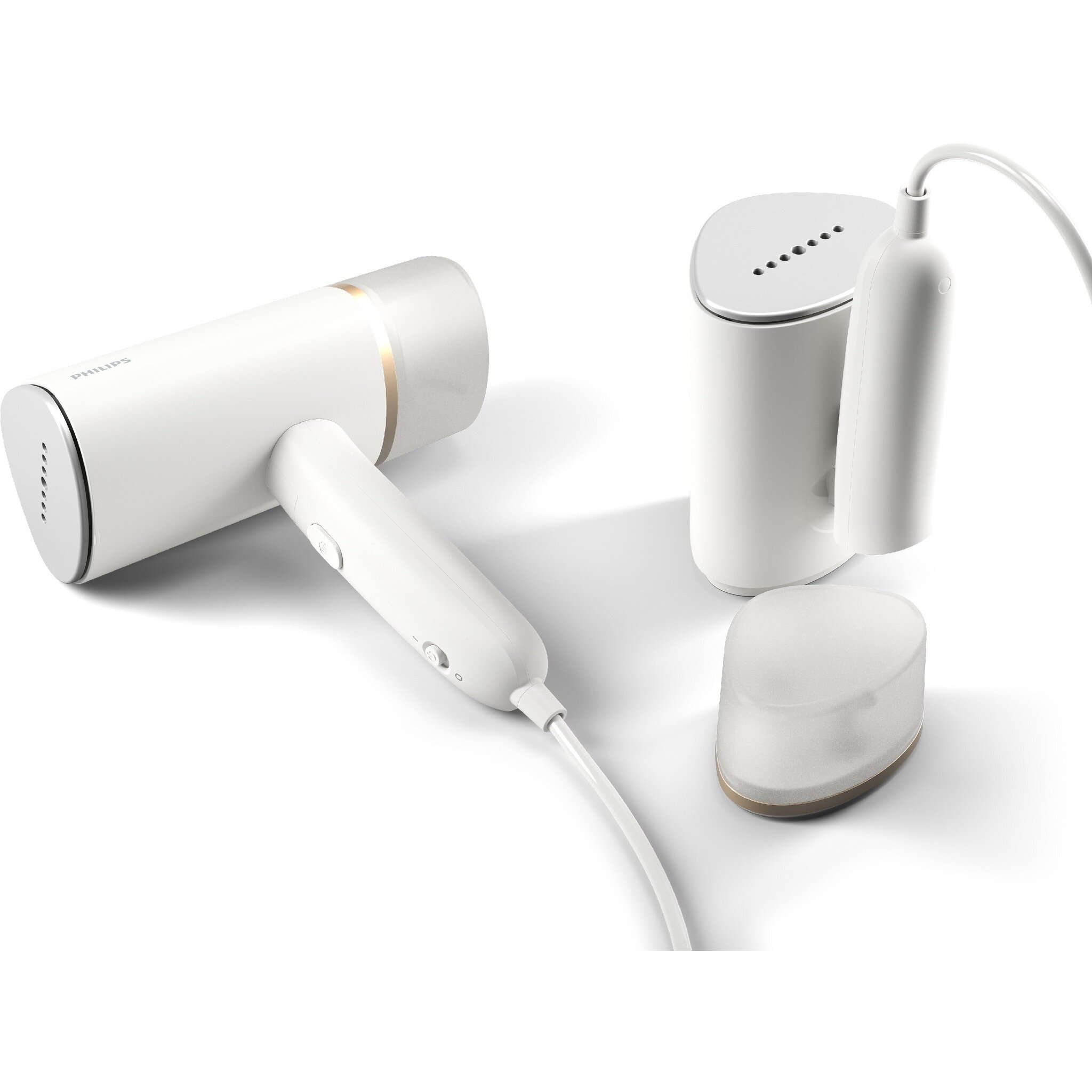 Biała parownica ręczna z kilkoma nasadkami. Parownica stoi na białej powierzchni.