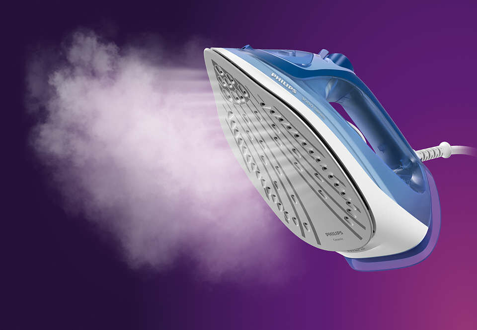 Niebieskie żelazko Philips paruje. Para widoczna na fioletowym tle.