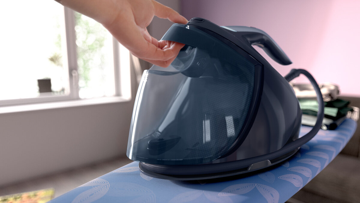 Osoba otwiera zbiornik na wodę czarno-niebieskiego żelazka parowego na desce do prasowania w pokoju.