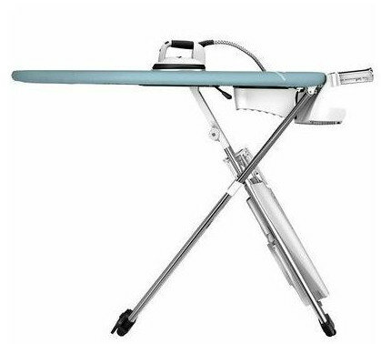 Deska do prasowania z żelazkiem. Białe żelazko, niebieska deska, srebrna rama.