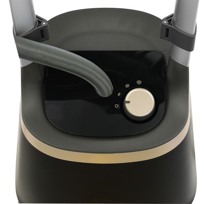 Zbliżenie podstawy parownicy. Ma pokrętło i złoty akcent.