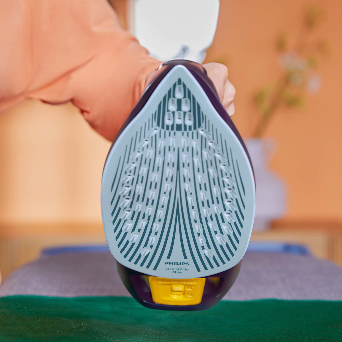 Zbliżenie żelazka Philips, pokazujące stopę i uchwyt, w studio.