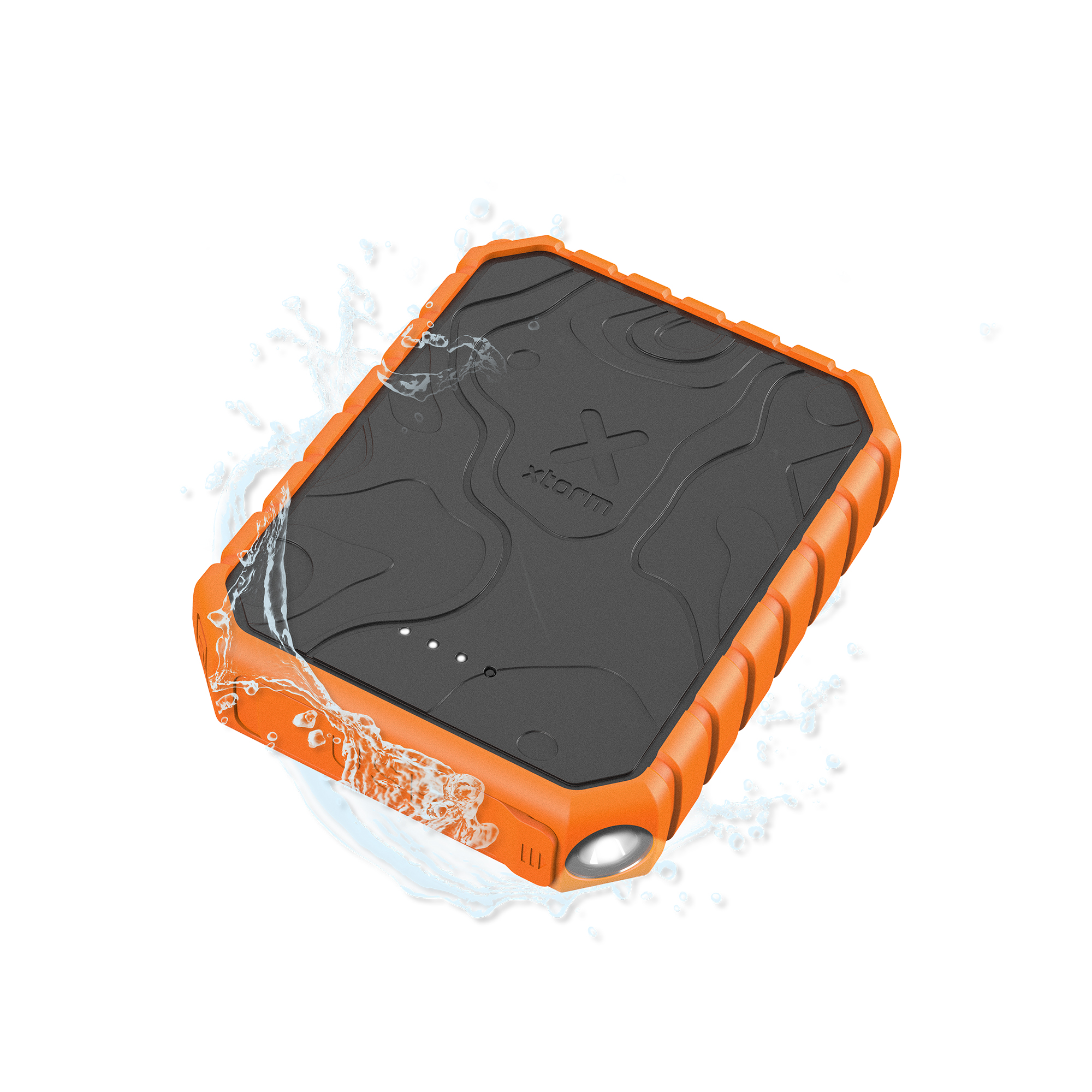 Orangene, schwarze Powerbank. Spritzendes Wasser. Weißer Hintergrund.