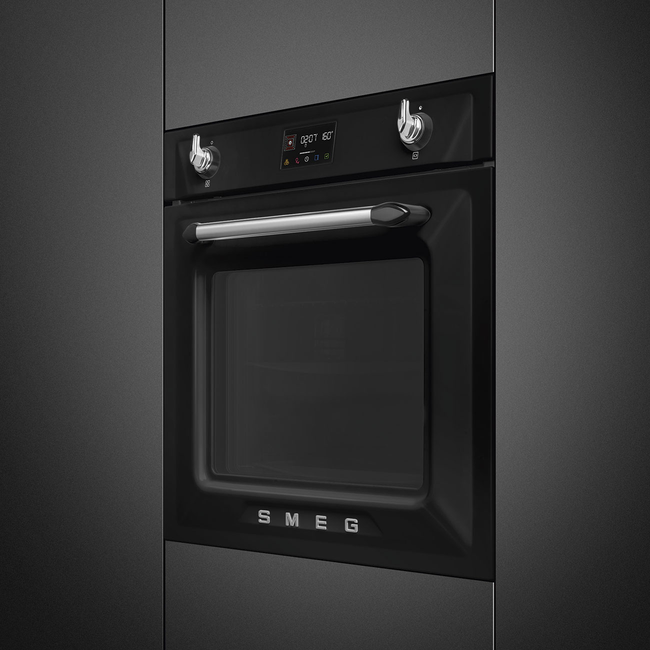 Schwarzer Einbau-Backofen mit SMEG-Logo, in dunkler Umgebung.
