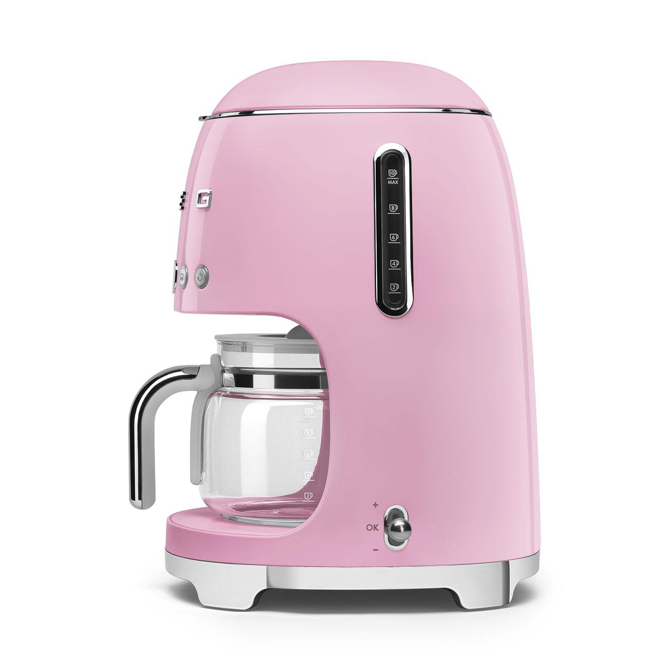 Eine rosa Kaffeemaschine im Retro-Stil. Sie hat eine Glaskaraffe und ein Bedienfeld.
