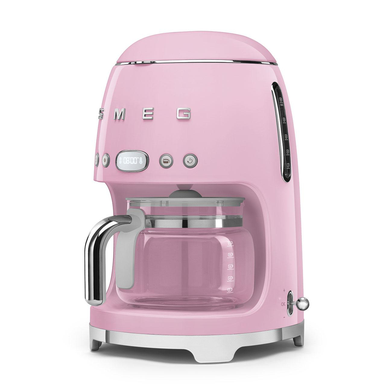 Rosa Kaffeemaschine im Retro-Stil mit Glaskaraffe. Chromakzente. Weißer Hintergrund.