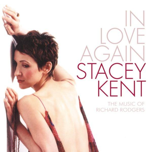 Stacey Kent az "In Love Again" album címmel fehér háttéren.