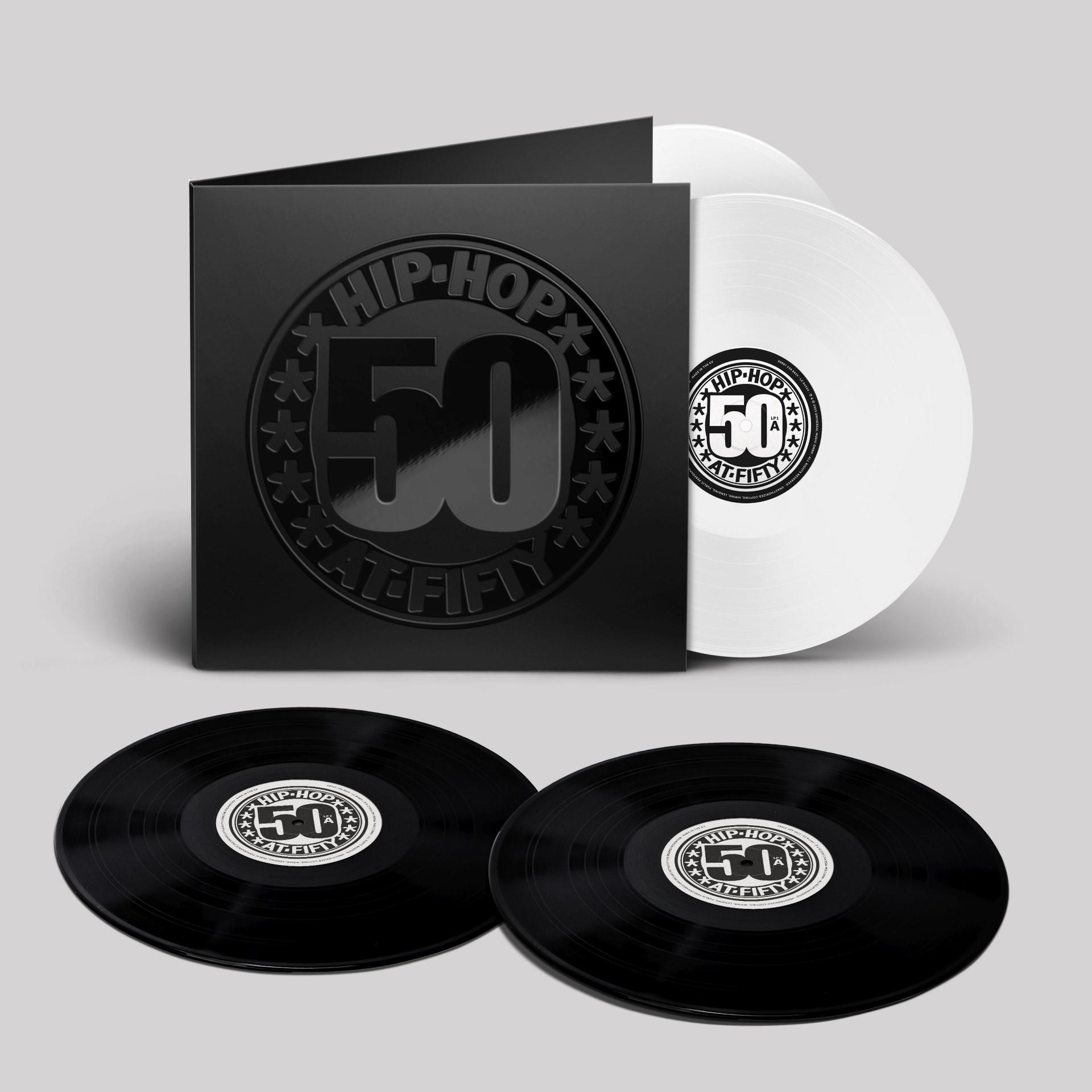 Eine schwarze Albumhülle mit geprägtem 'HIP-HOP 50'. Vinylplatten sind weiß und schwarz.