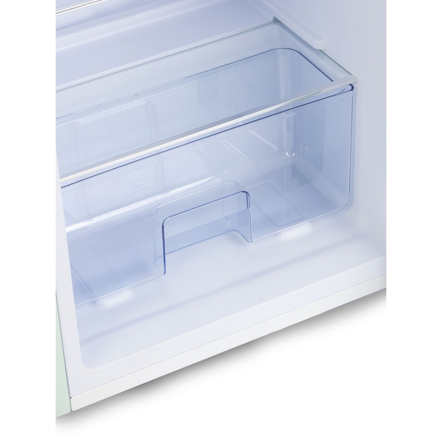 Un réfrigérateur ouvert montre des tiroirs en plastique transparent. Le fond est blanc.