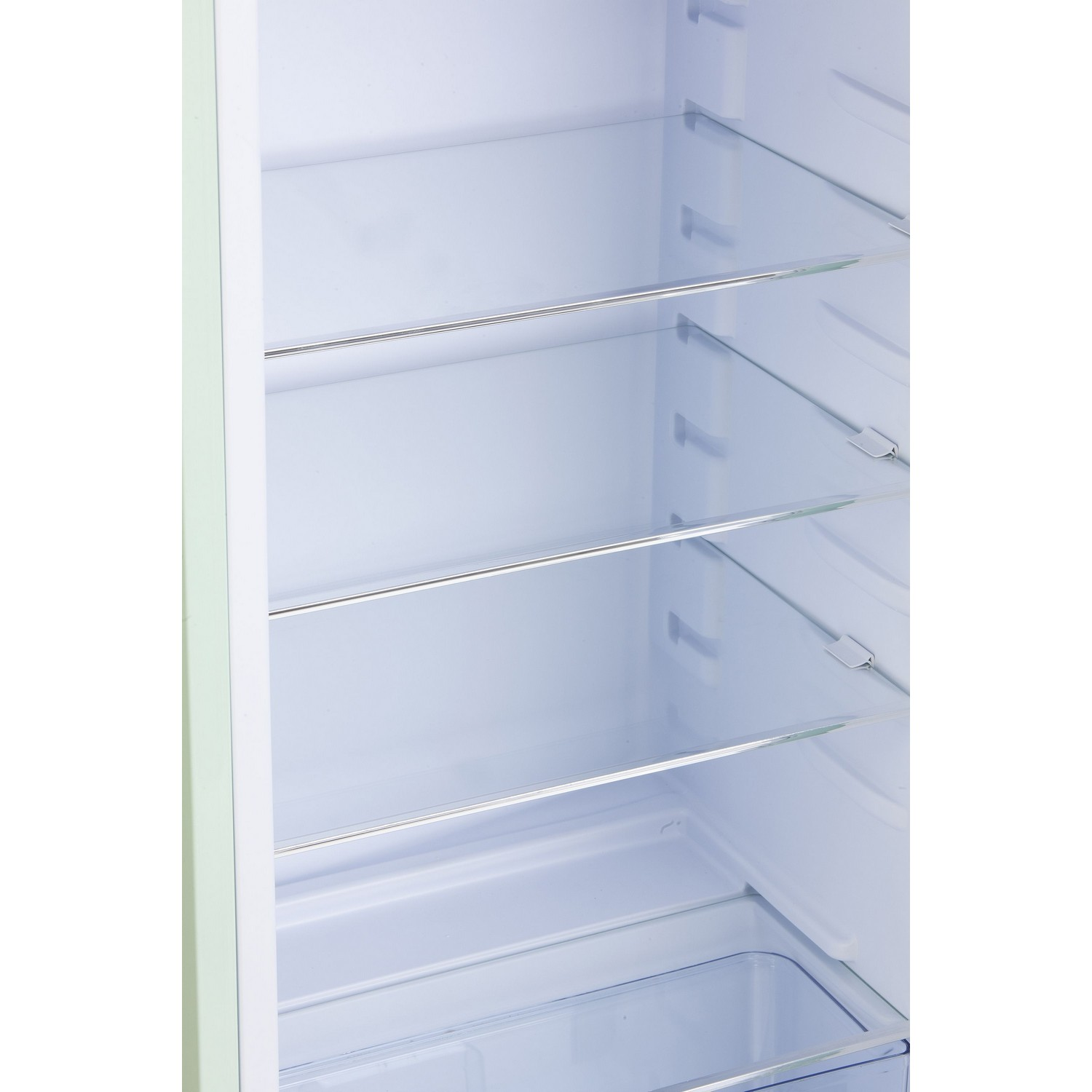 Vue intérieure d'un réfrigérateur avec des étagères en verre.