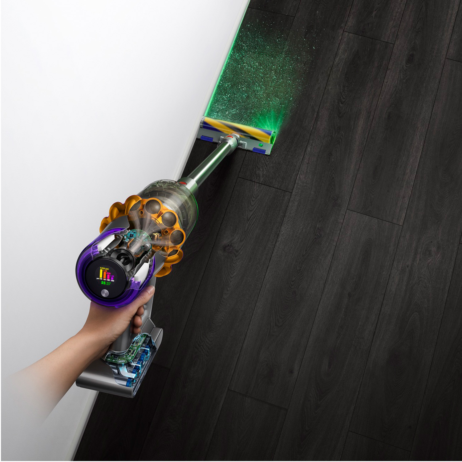 Primo piano della testa del Dyson, mostra le parti interne. Pavimento nero con scie.