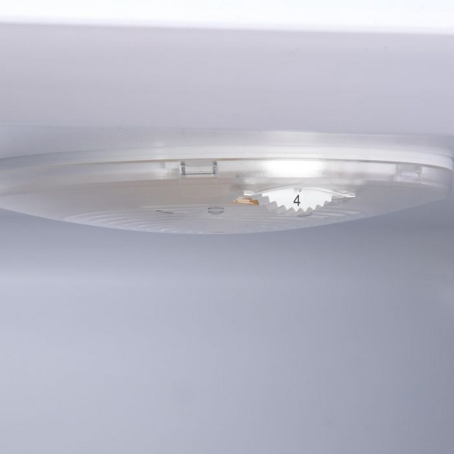 Intérieur blanc d'un réfrigérateur, avec un cadran de contrôle de température sur 4.