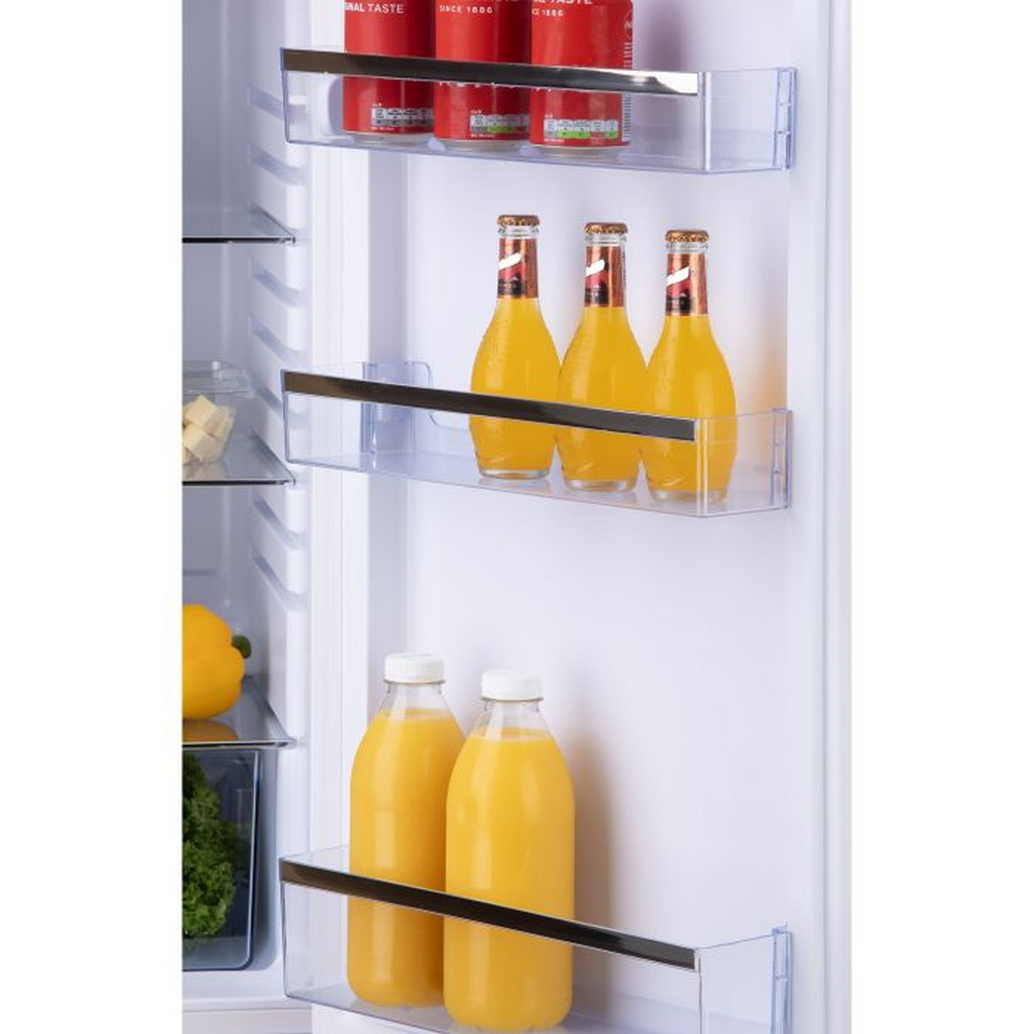Intérieur de réfrigérateur avec des étagères contenant des boissons. Contient des canettes de soda, des bouteilles de jus et d'autres articles.