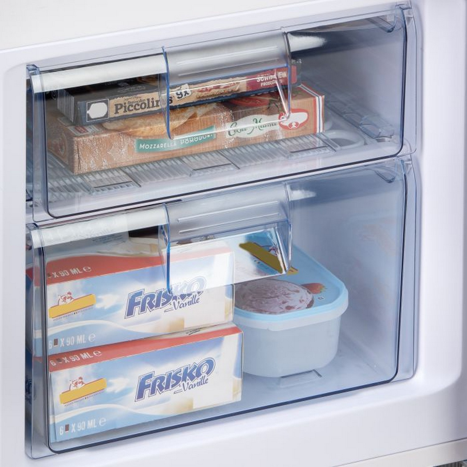 Congélateur ouvert avec deux tiroirs remplis d'aliments surgelés. Contient de la glace et des pizzas.