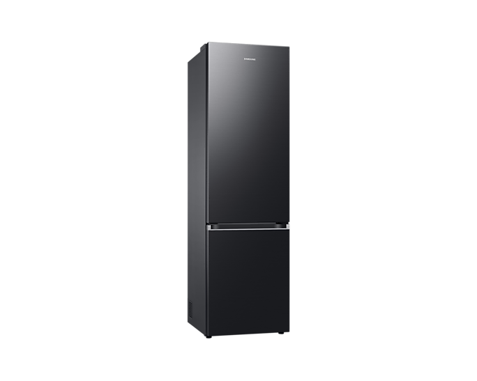 Un réfrigérateur Samsung noir élégant sur fond noir, montrant un design moderne.