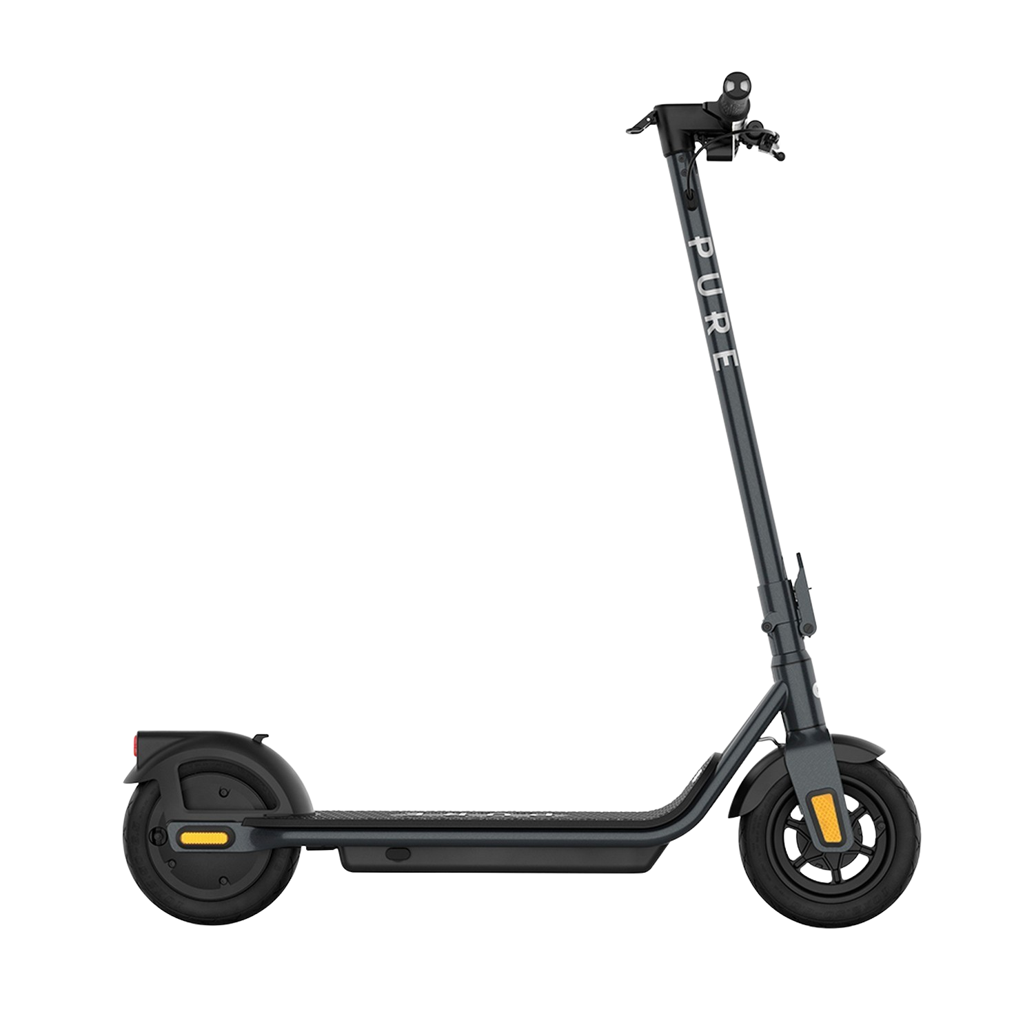 Trottinette électrique noire sur fond noir. Le mot PURE est écrit sur la colonne de direction. Les roues ont un réflecteur orange.
