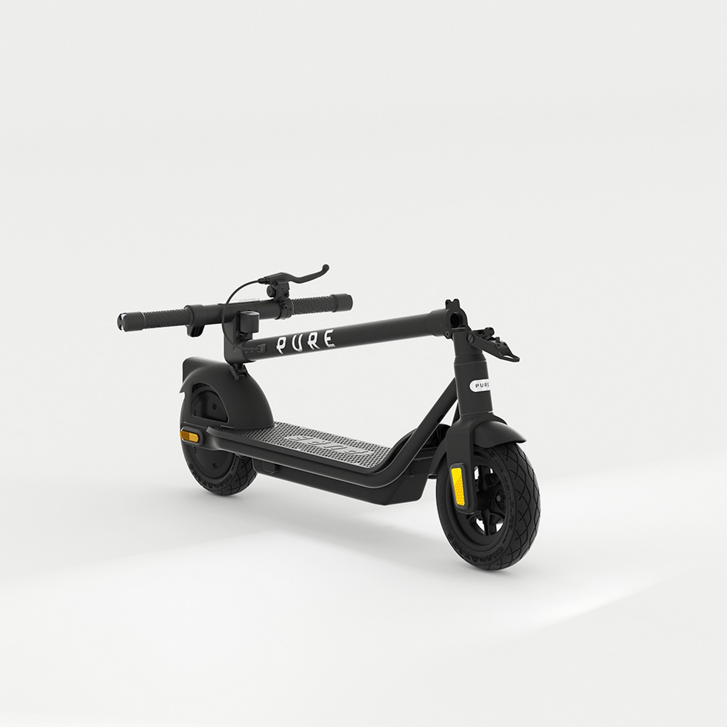 Une trottinette électrique noire sur fond blanc. Elle possède deux roues, un guidon et une plateforme pour les pieds. La marque est 'PURE'.