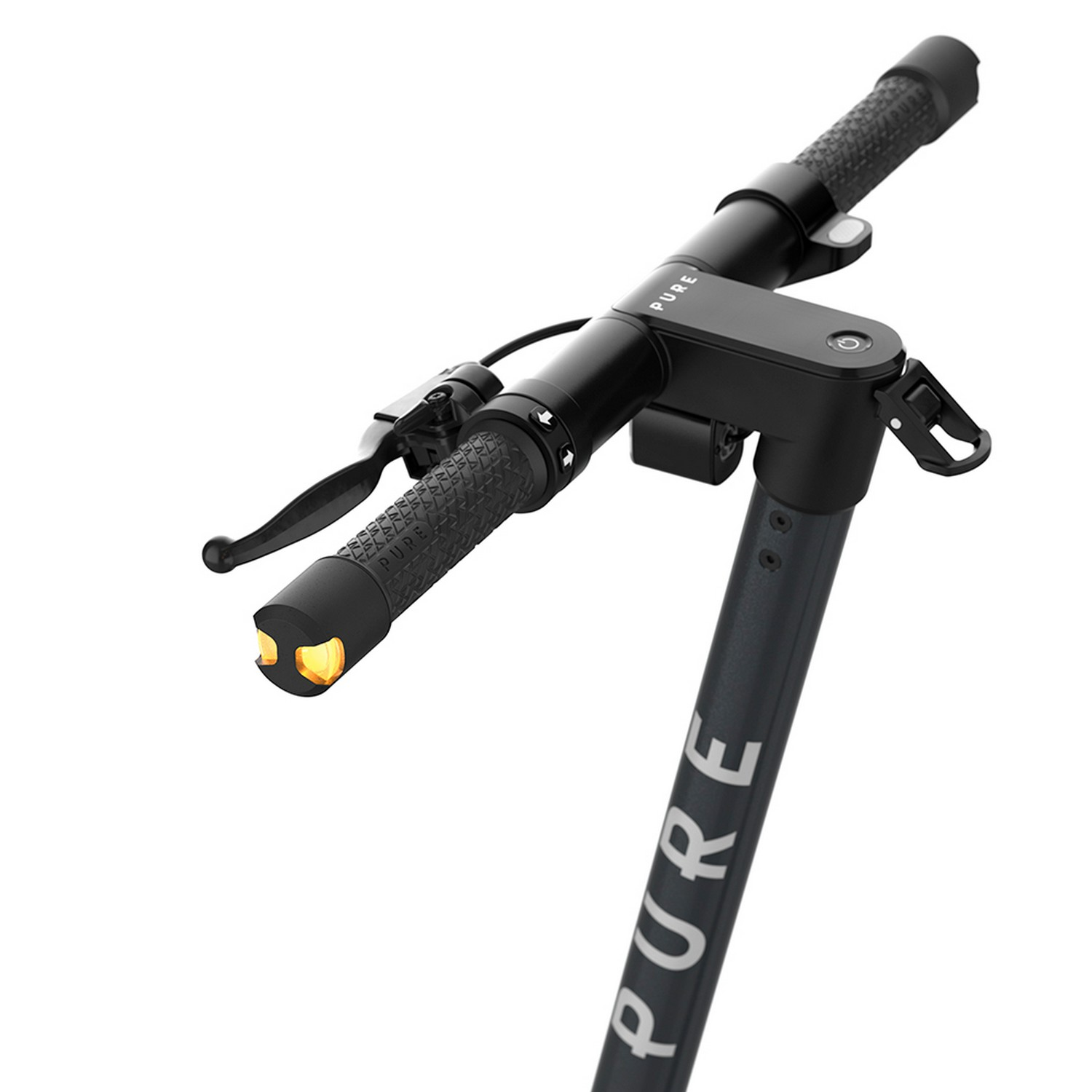 Gros plan sur le guidon d'une trottinette électrique. Cadre, poignées et levier de frein noirs. Le mot "PURE" est visible sur la potence.