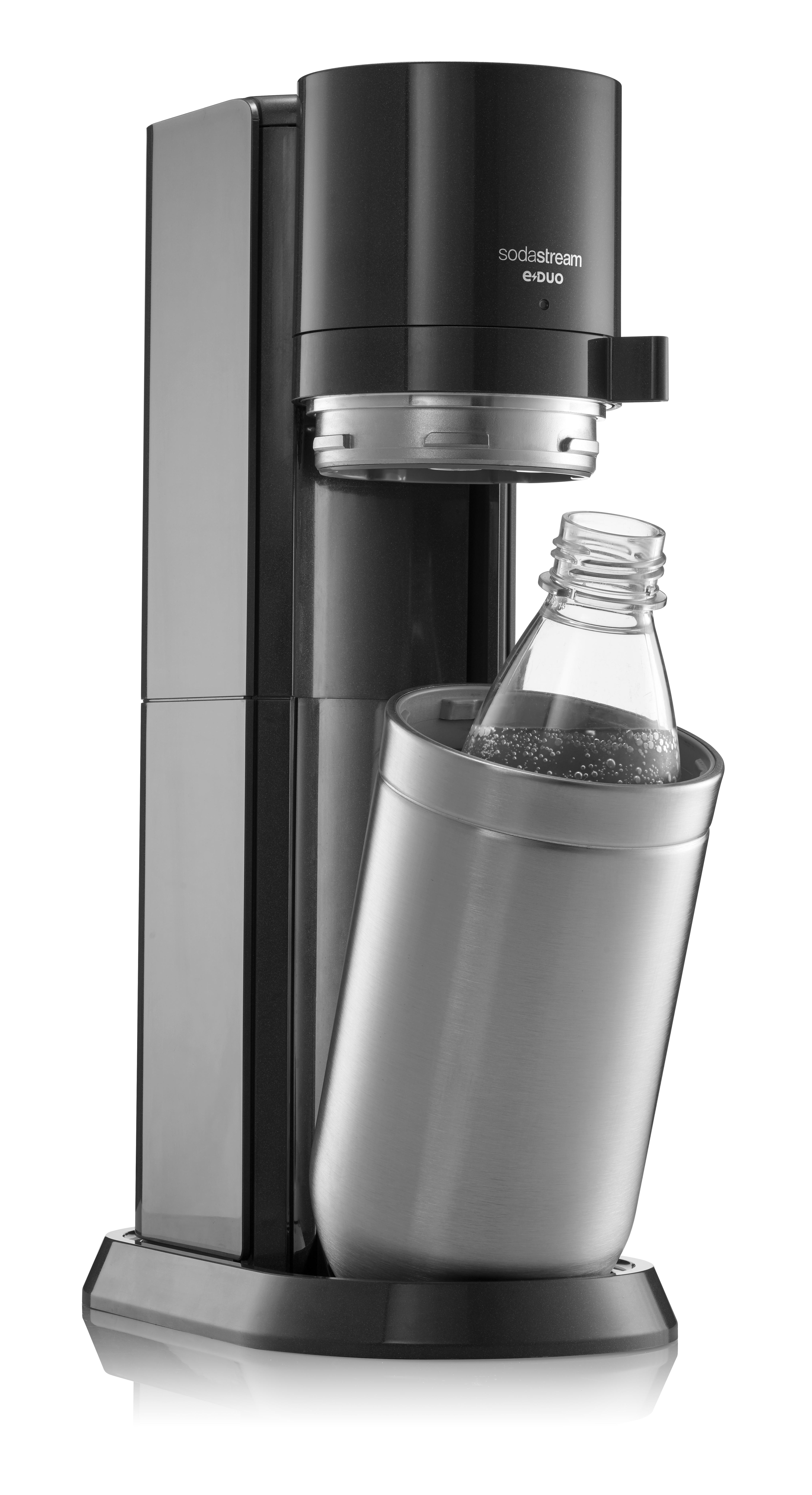 Schwarzer und silberner Wasserkohlesäuregenerator und Flasche. Weißer Hintergrund.
