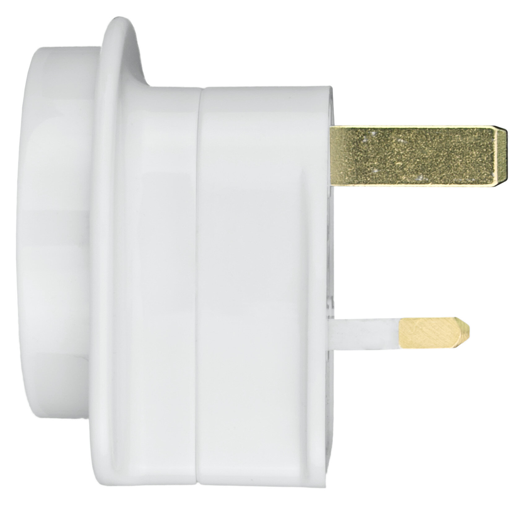 Biały adapter wtyczki UK ze złotymi bolcami. Widok z boku. Izolowany na białym tle.