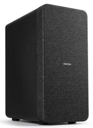 Czarny głośnik na białym tle. Słowo 'Denon' jest napisane na głośniku.