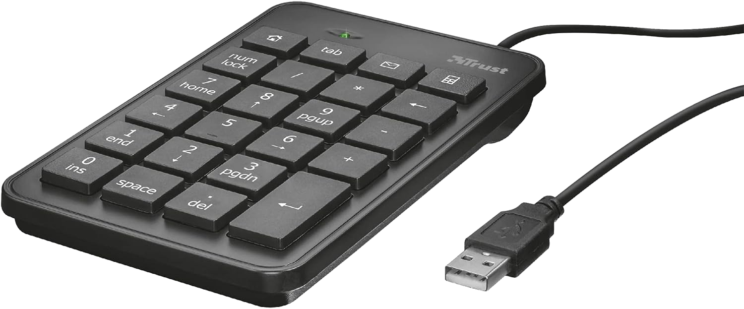 Fekete számbillentyűzet USB-vel. Sok gombot és USB csatlakozót tartalmaz.