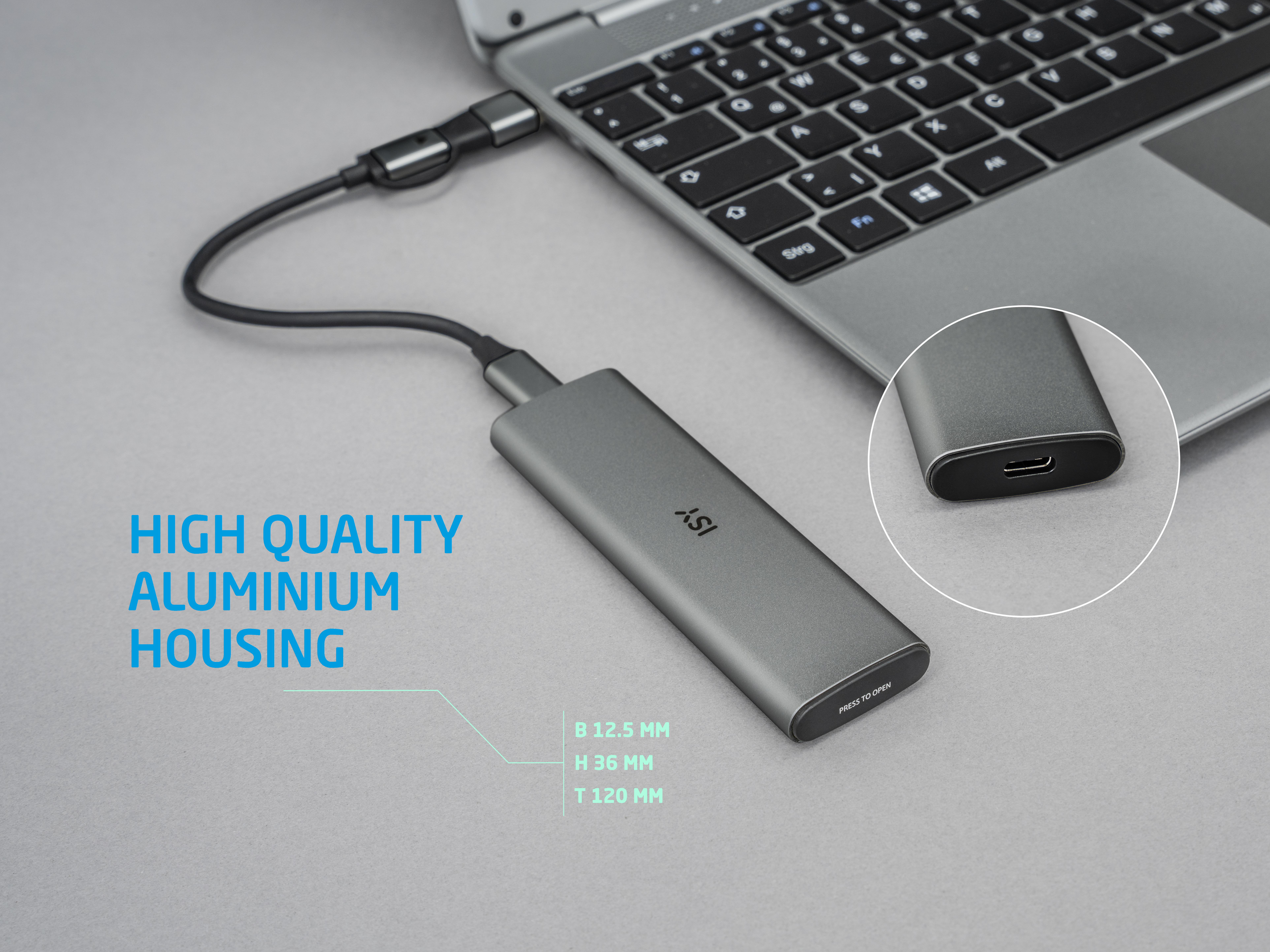 Ein graues, rechteckiges Gerät mit USB-C-Anschluss ist mit einem Laptop verbunden. Text: HOCHWERTIGES ALUMINIUMGEHÄUSE.