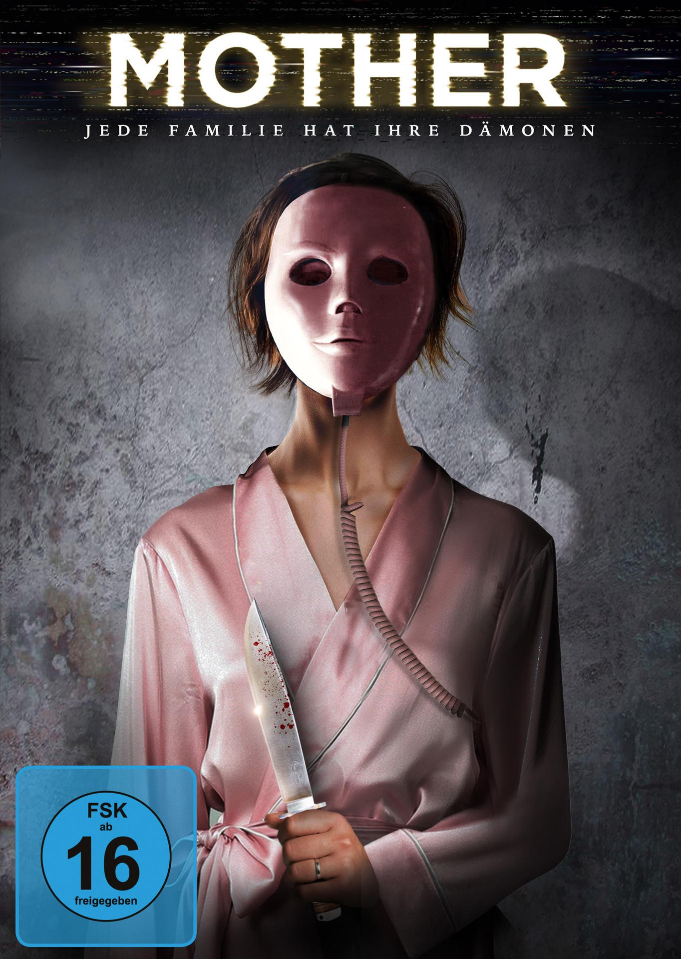 Filmposter: 'Mother'. Frau in rosa Robe, Maske, Messer haltend. Dunkle, beunruhigende Atmosphäre.