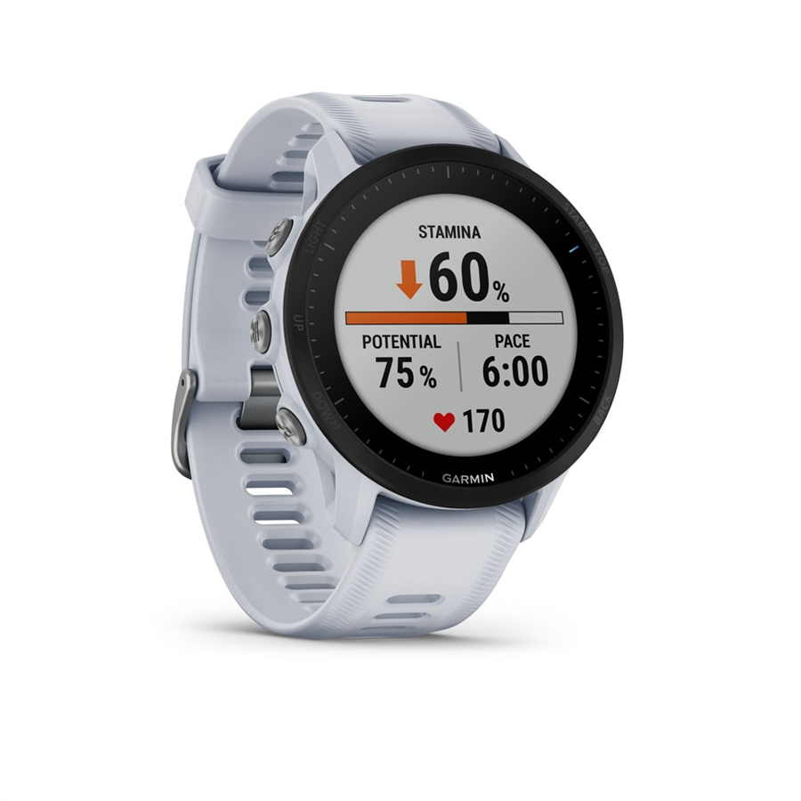 Fehér Garmin óra állóképességet, potenciált, tempót és pulzust mutat.