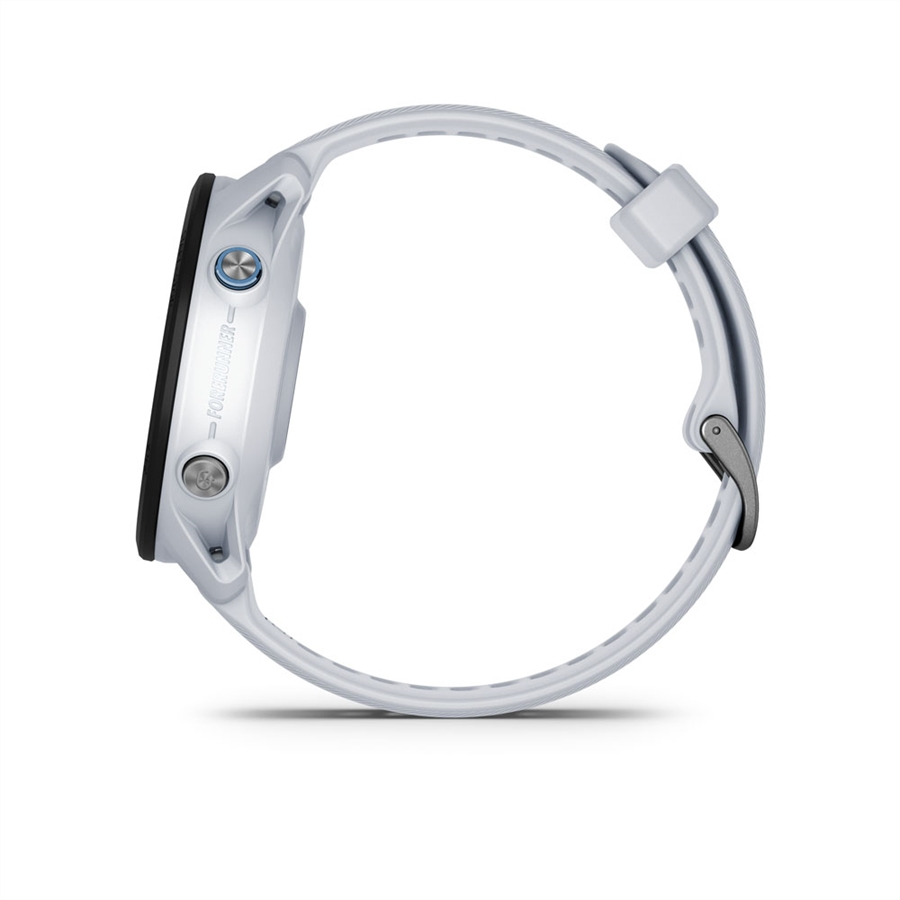 Egy fehér Garmin Forerunner óra oldalsó nézete világosszürke szíjjal.