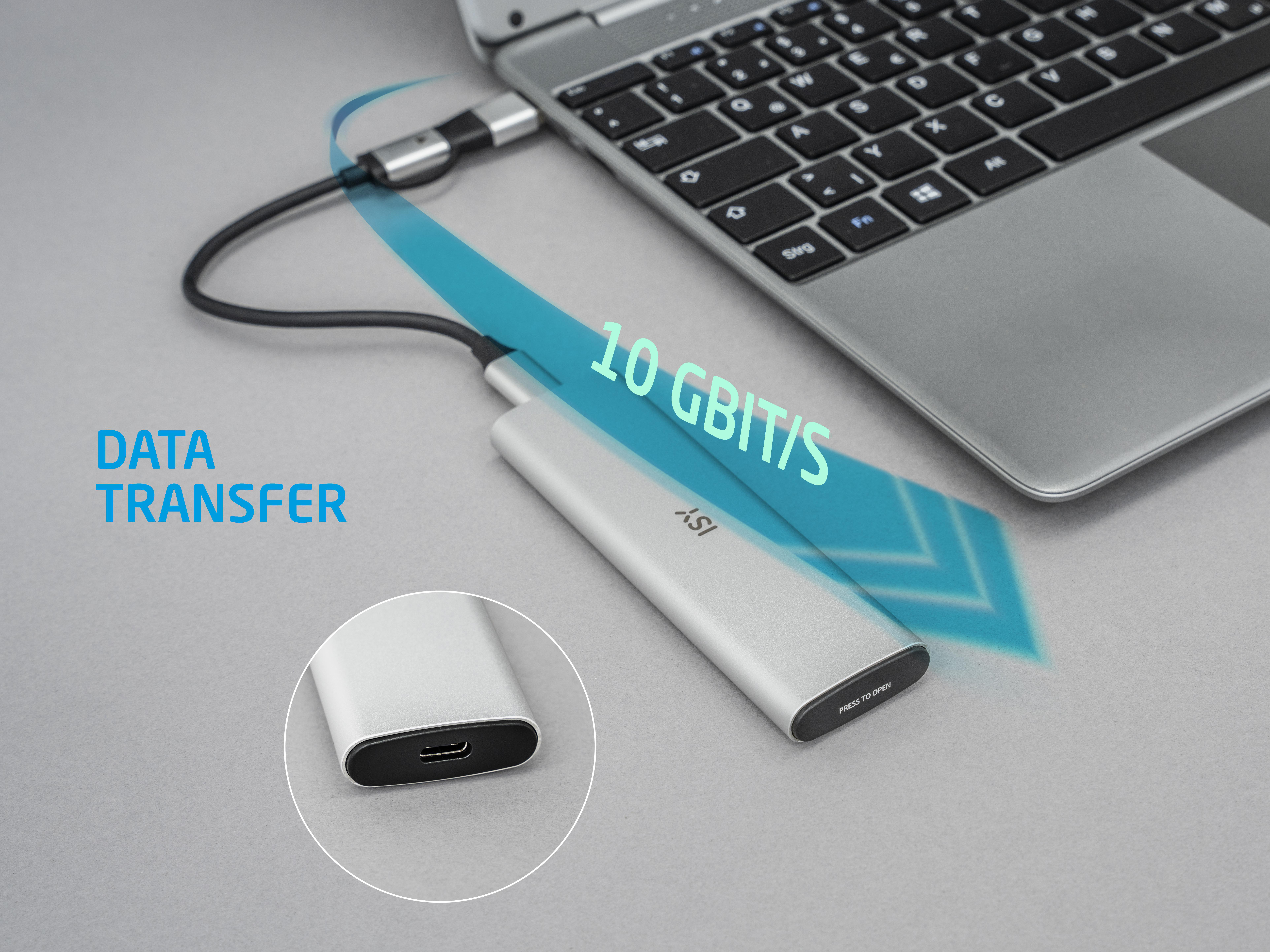 Eine silberne externe Festplatte, die mit einem Laptop verbunden ist. Text "DATA TRANSFER" und "10 GBIT/S".